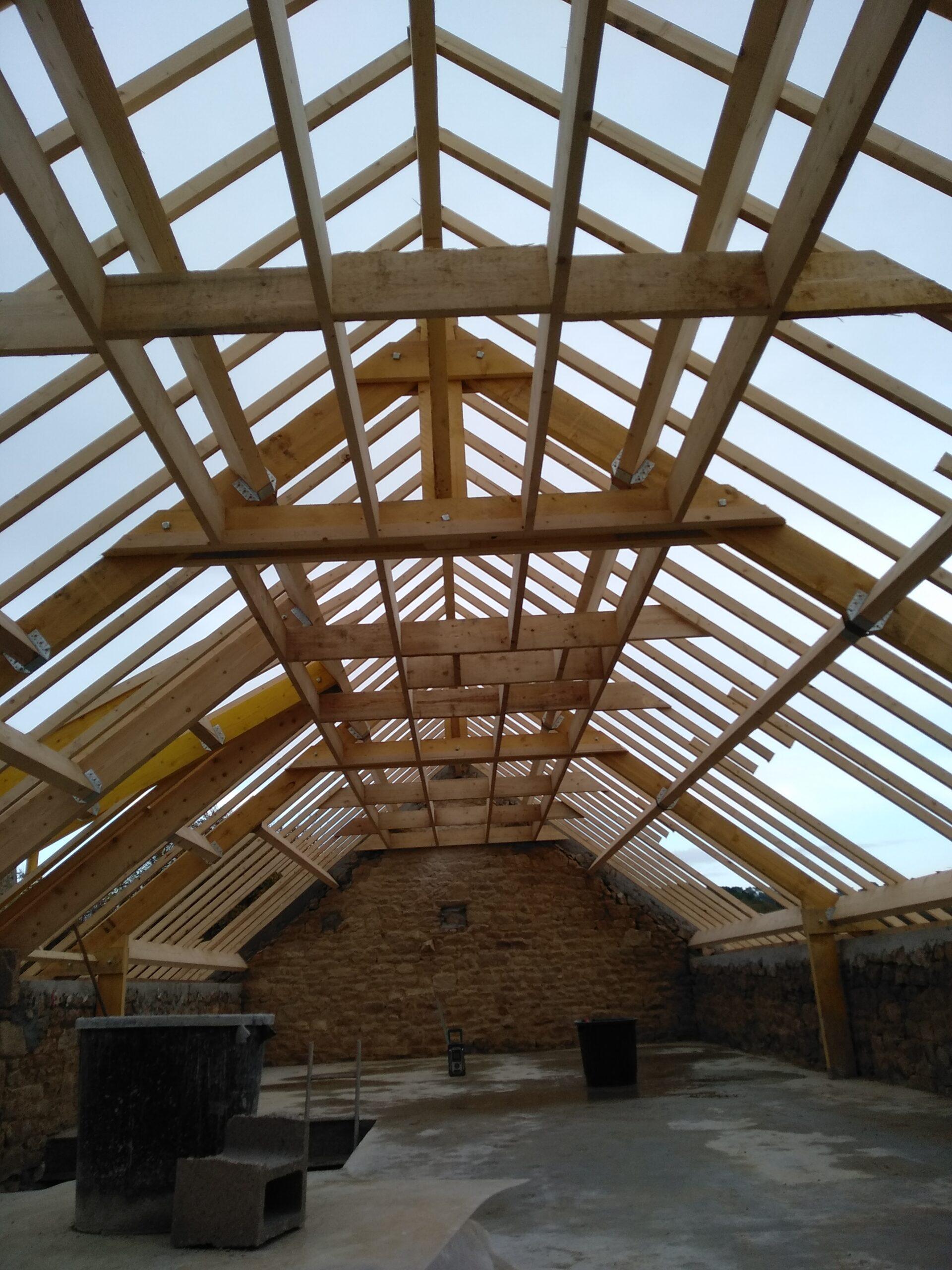 Pose d'une charpente sur une maison en pierre